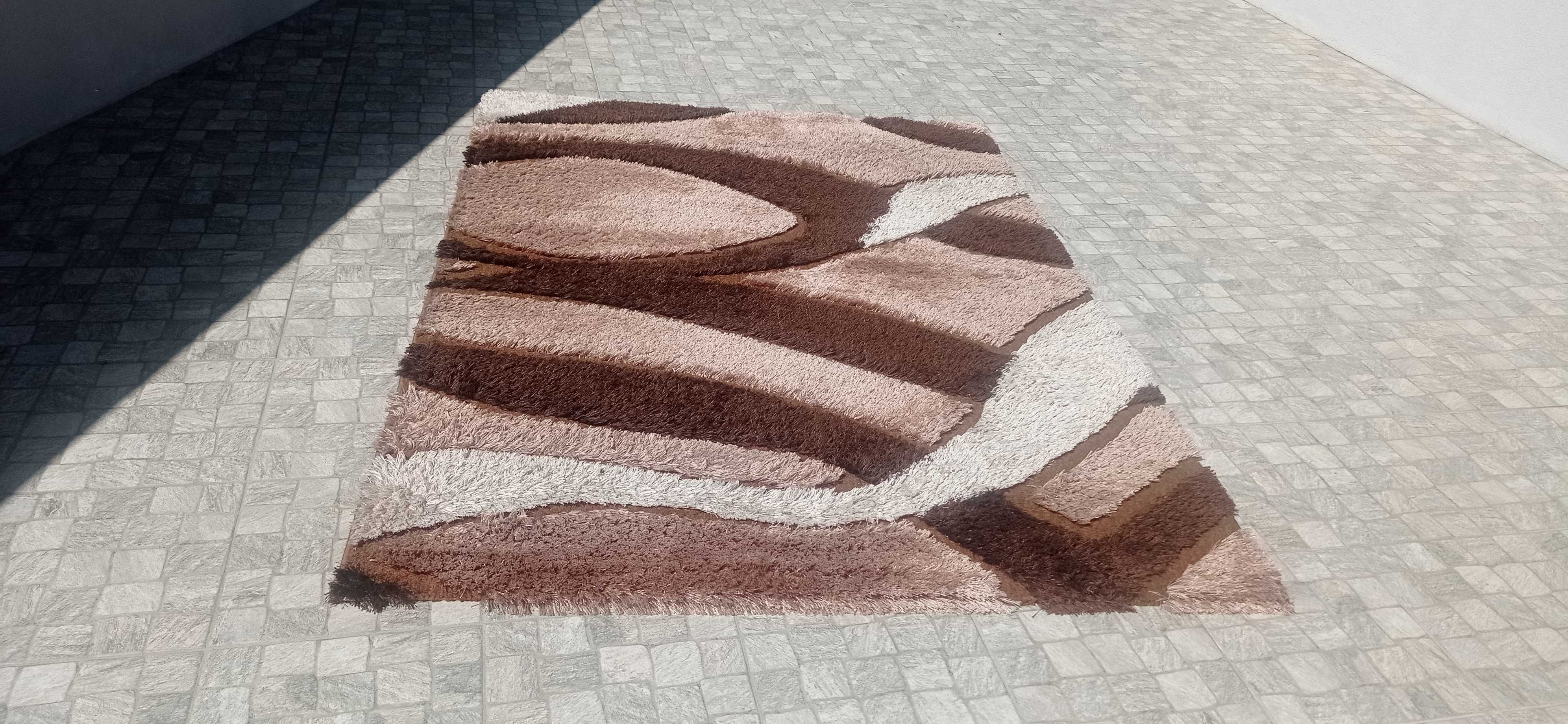 Duas carpetes como novas pelo médio.