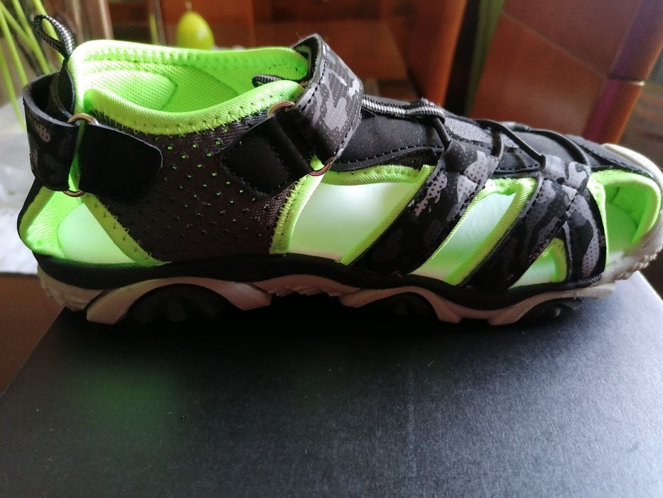 Sandália de menino marca Lotto. Nº35