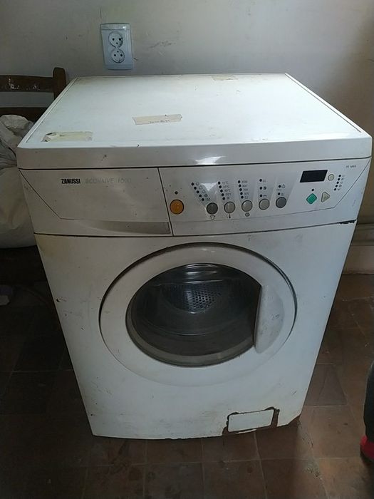 Продам пральну машину  занусі по запчастинам.