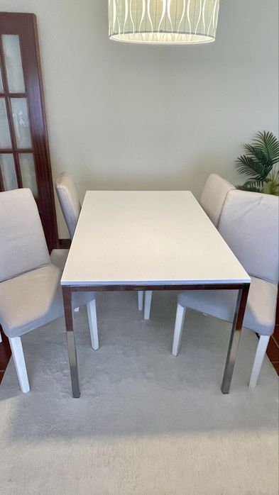 Conjunto mesa + 4 cadeiras sala
