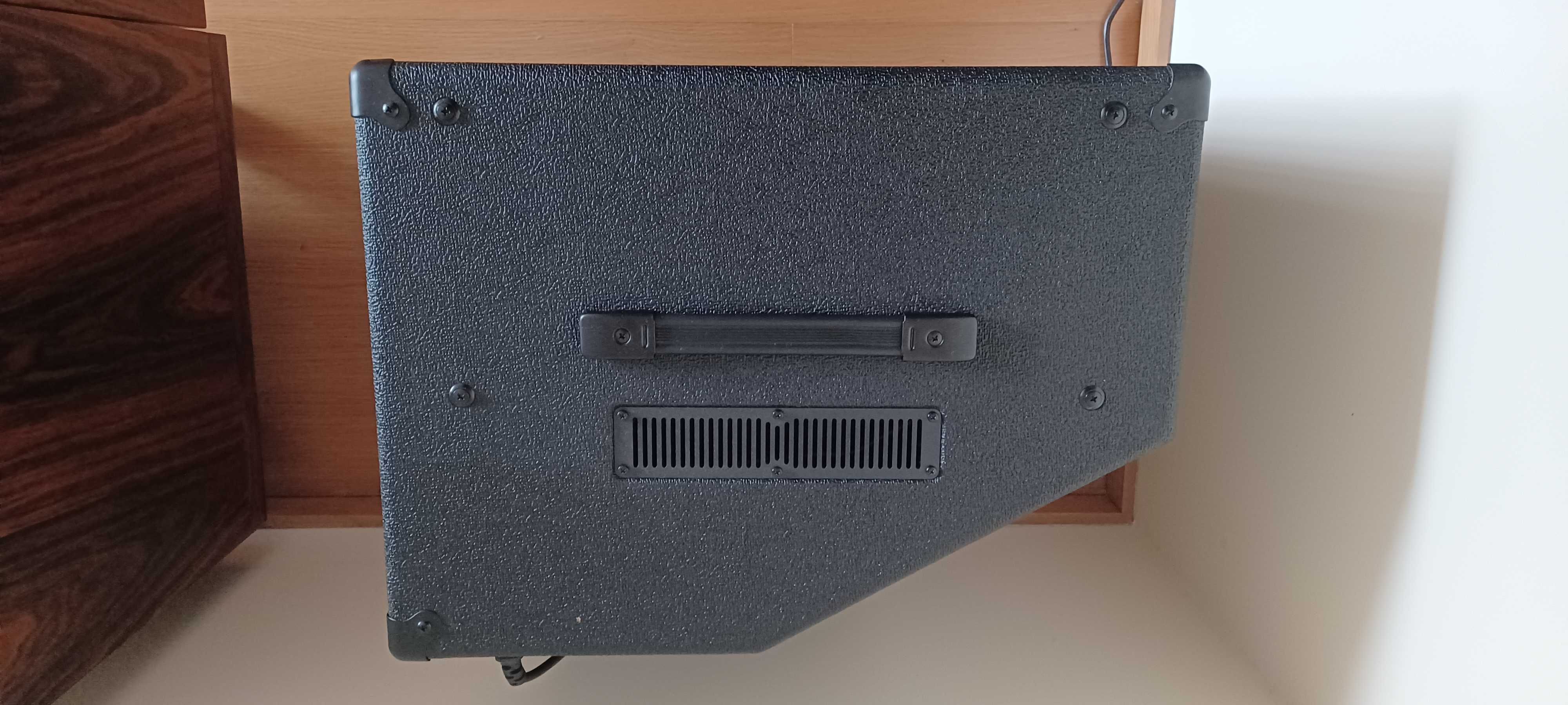 Amplificador de baixo Ampeg BA-210v2 2x10" 450-watt