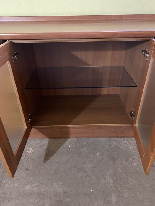 Комод с фасадом из дерева