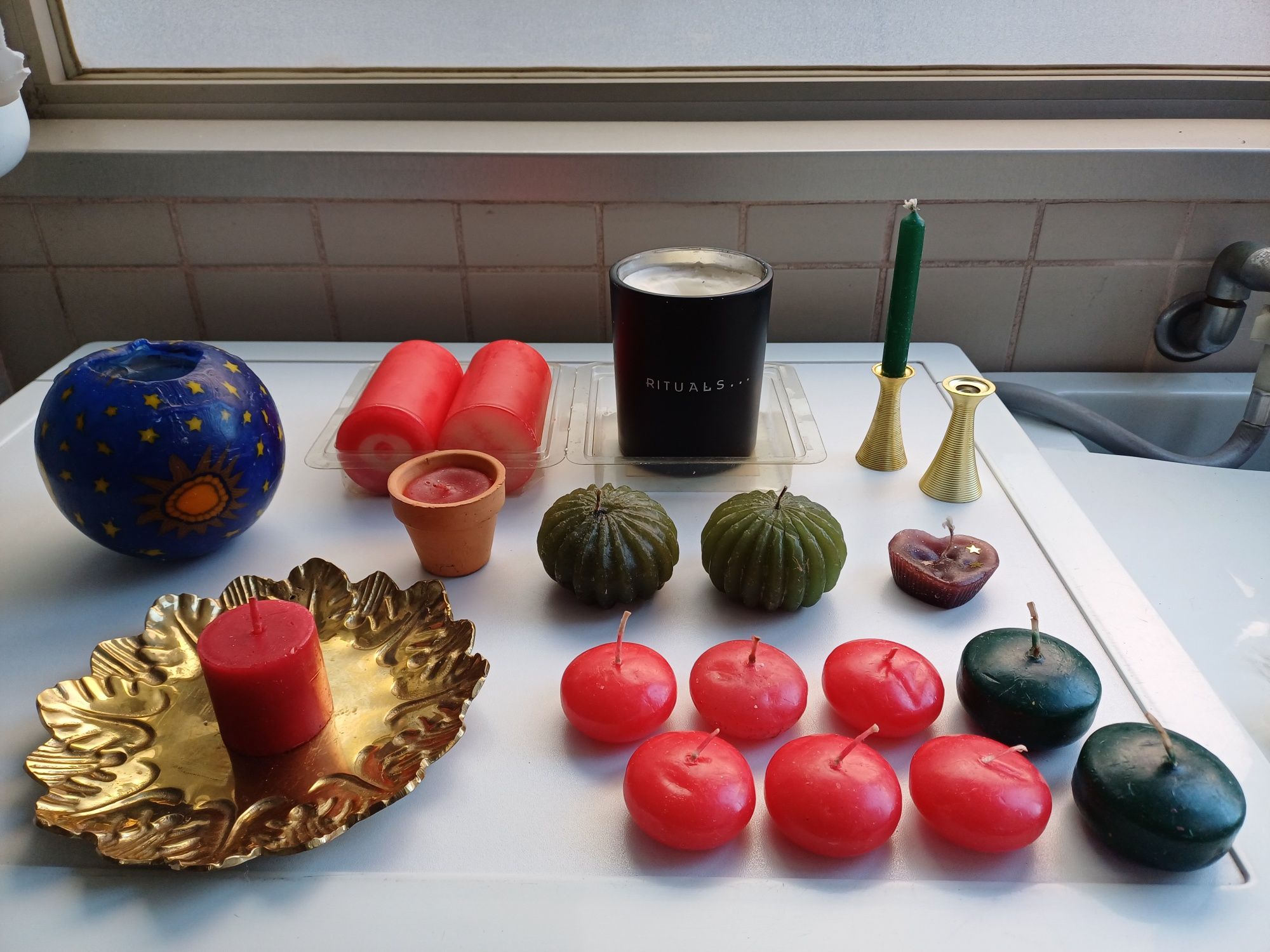 Velas várias, algumas novas, outras usadas