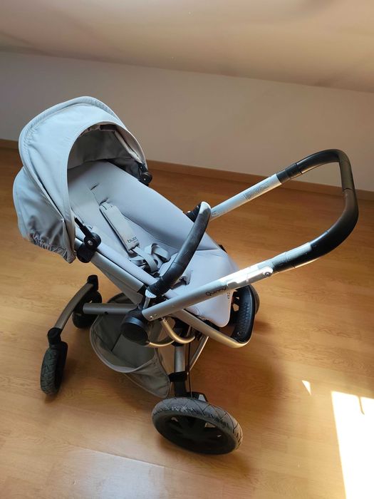 Carrinho de bebé Quinny Buzz Xtra com capa para a chuva