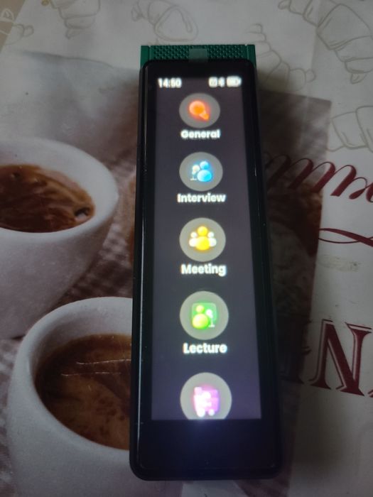 Профессиональный диктофон R1 с искусственным интеллектом.