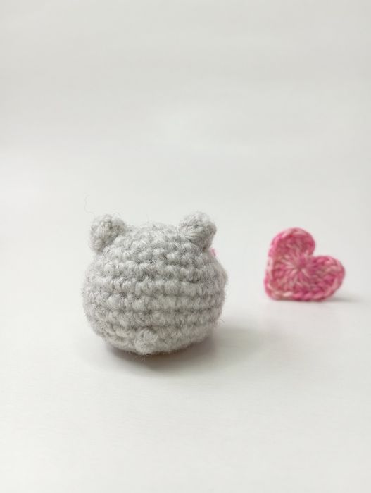 Ведмедик з квіткою. В'язана іграшка амігурумі/брелок/підвіска/сувенір