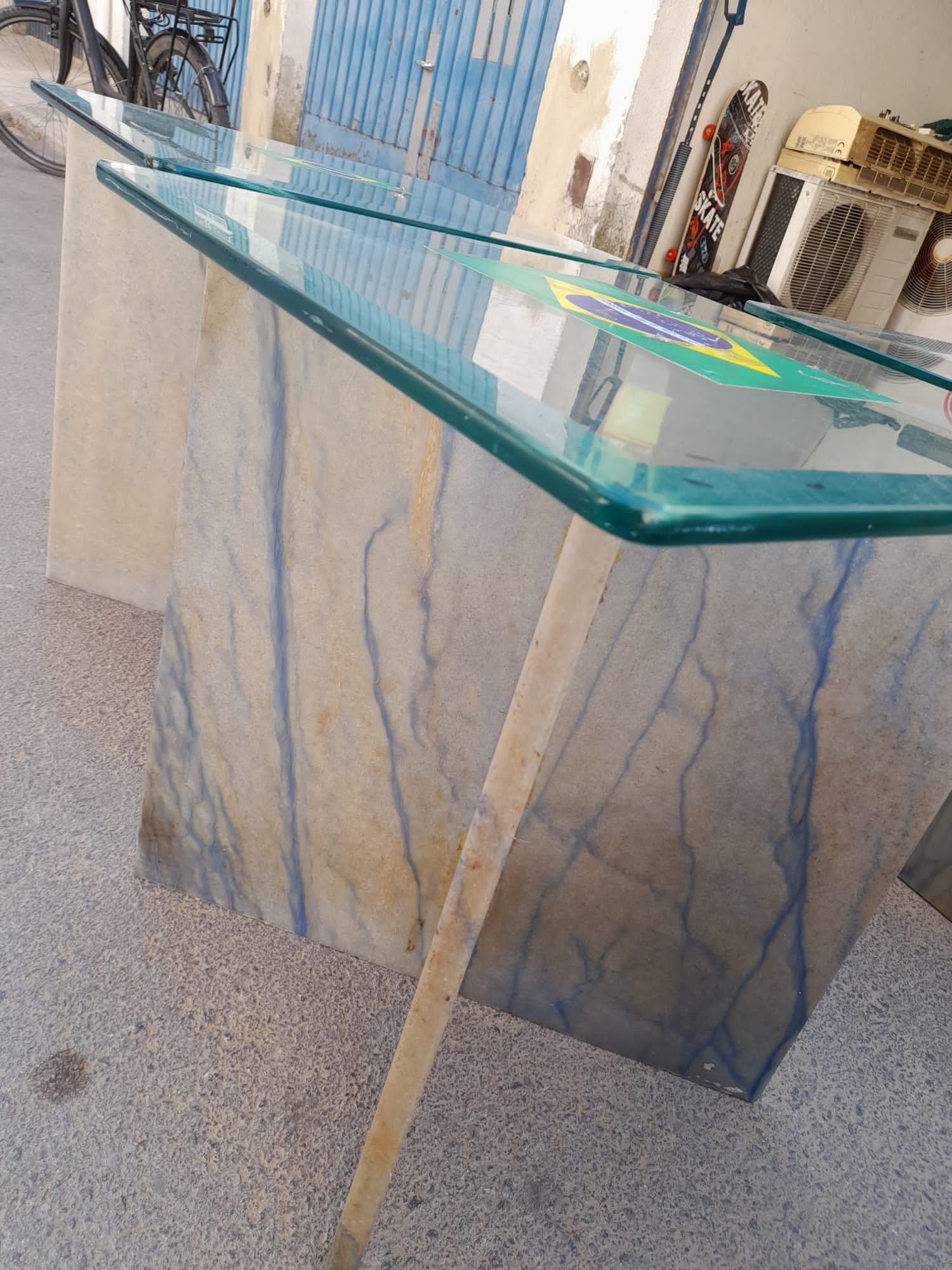 Mesa de vidro e mármore