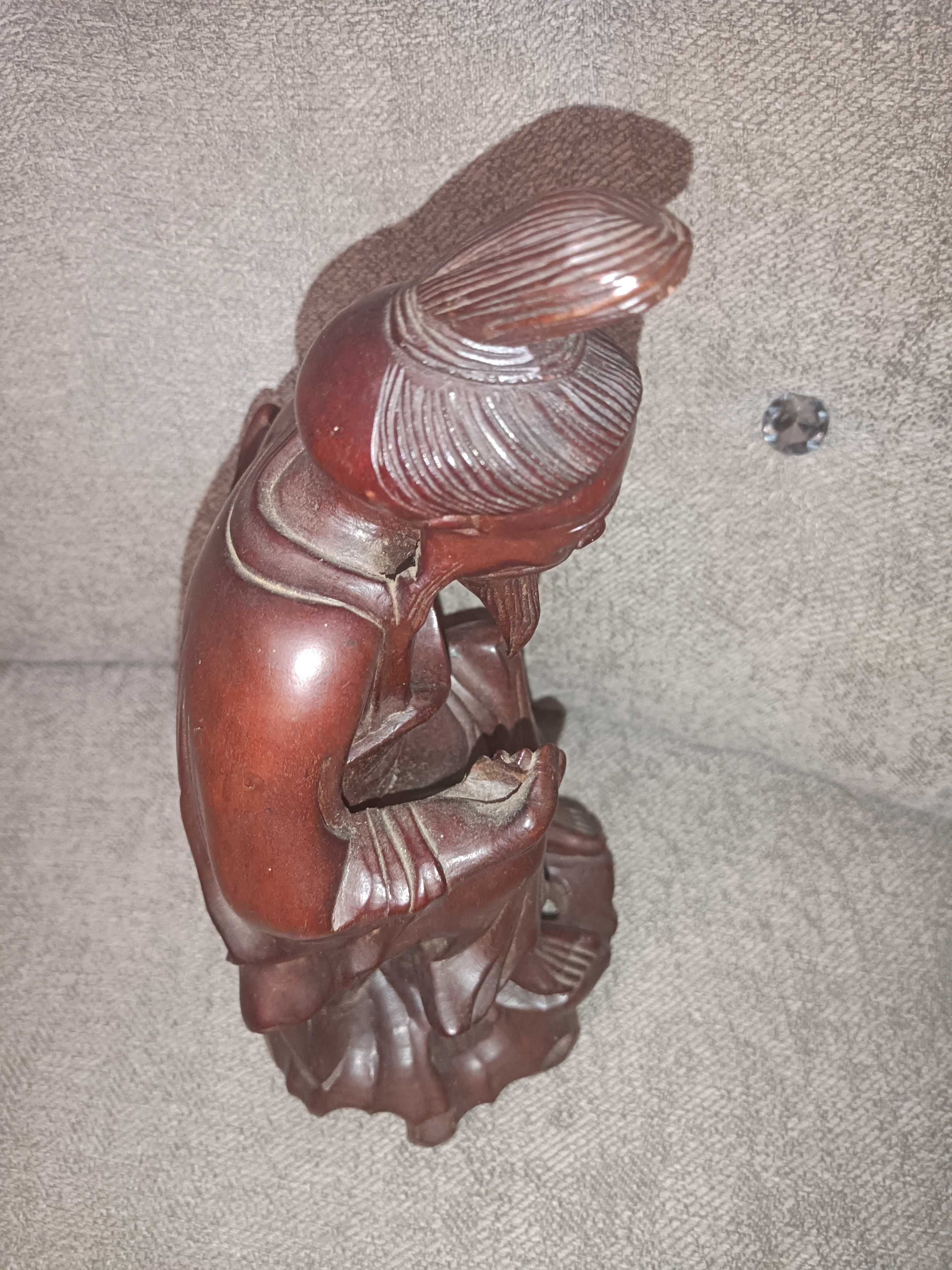 Stara rzeźba Buddy z sygnaturą