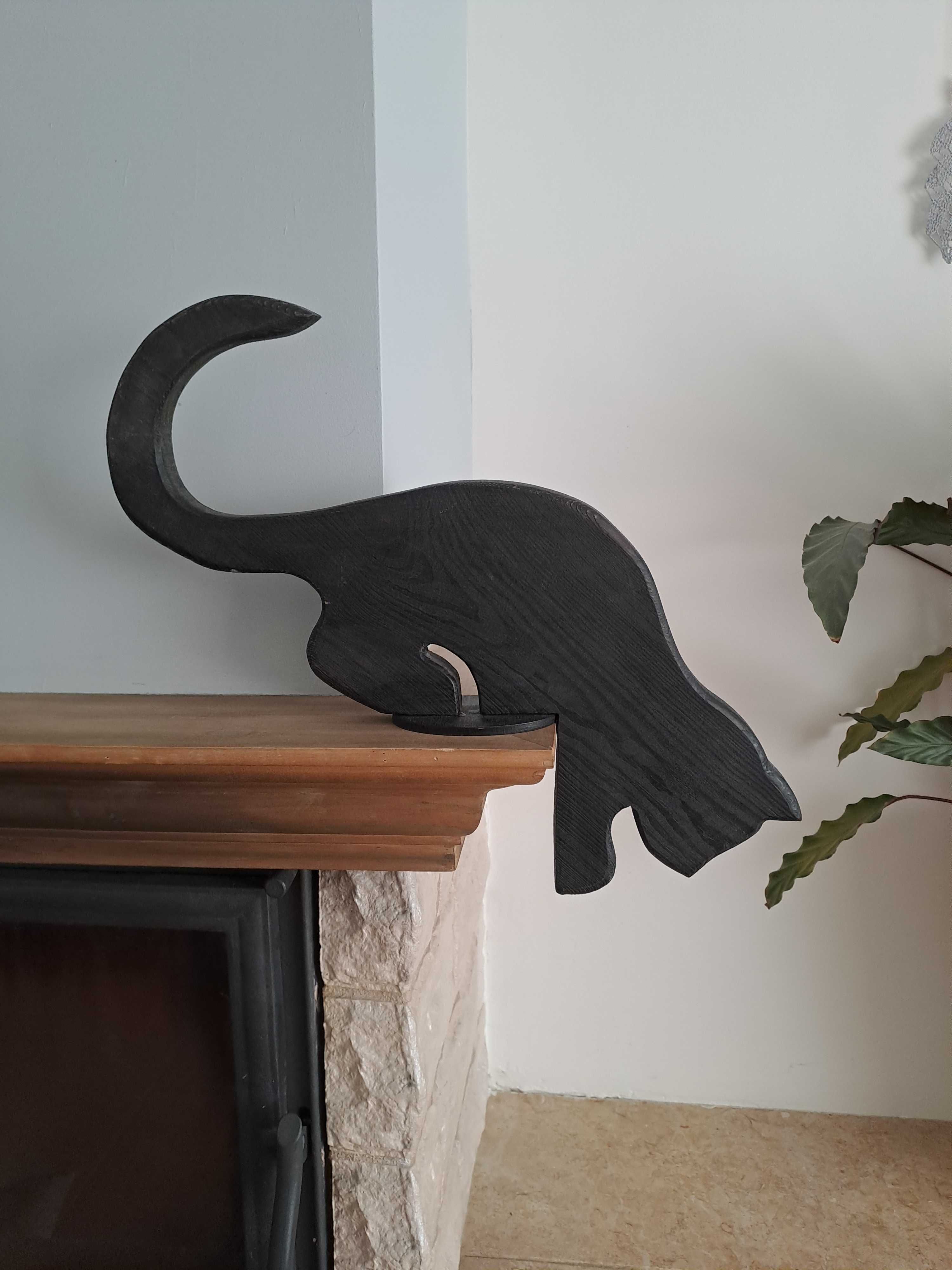 Drewniana dekoracj kot czarny