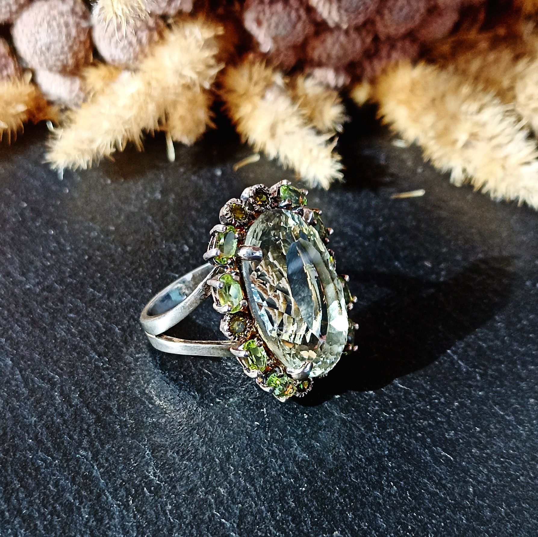Серебряное кольцо с зелёным аметистом и хризолитами