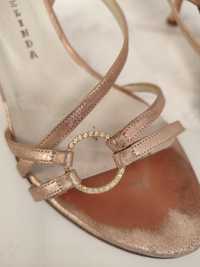 Sandálias Belinda em rosa seco, com aplicação de brilhantes. Tam 36