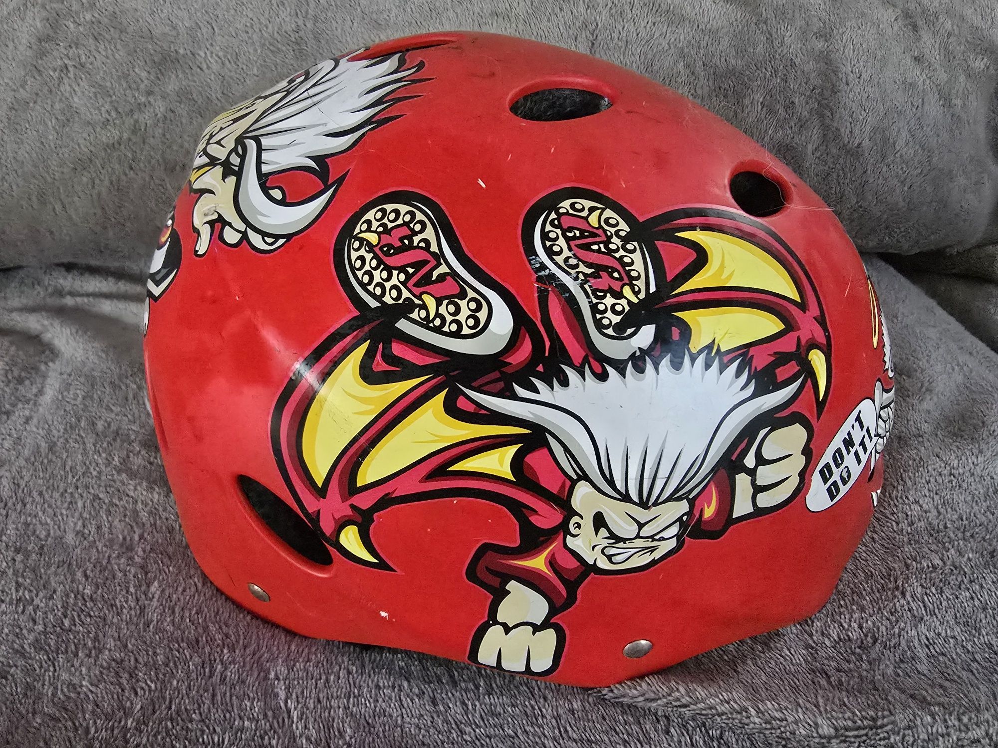 Capacete Skate Sportzone Tamanho S/M vermelho com figuras
