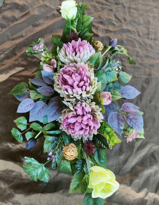 Kompozycja kwiatowa na pomnik