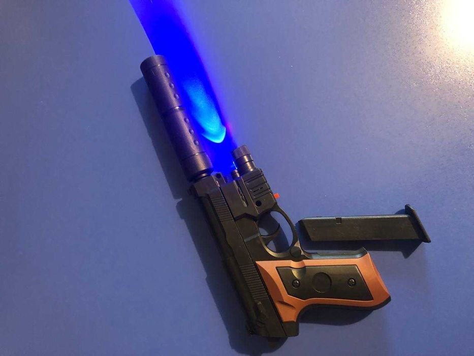 Пістолет з глушником,ультрафіолетовим ліхтариком та лазерним прицілом