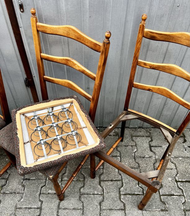 Krzesła drewniane ART DECO, siedziska na sprężynach - 4 sztuki