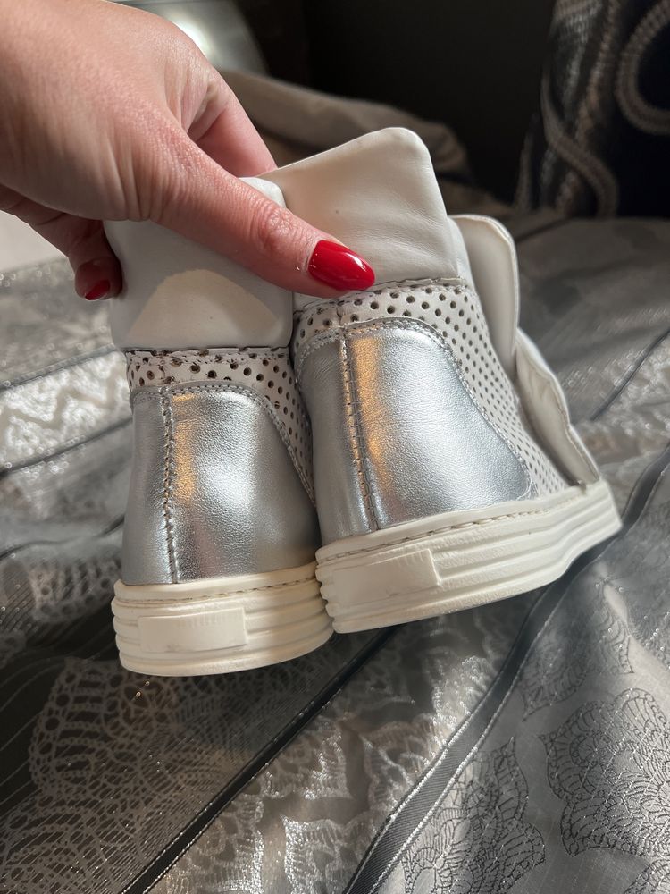 Carinii 39 sneakersy biało- srebrne skóra naturalna