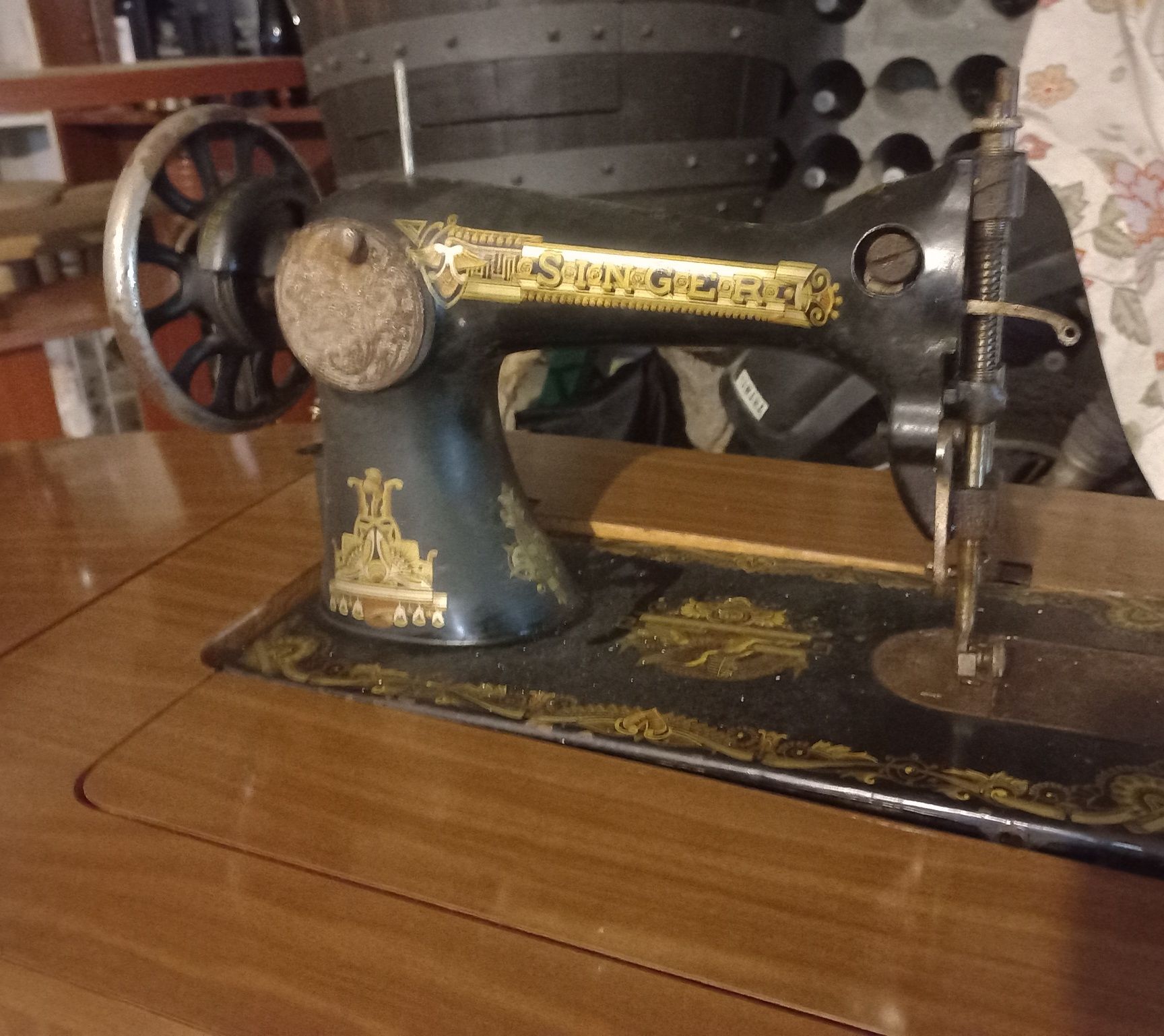 Máquina de costura antiga Singer com móvel