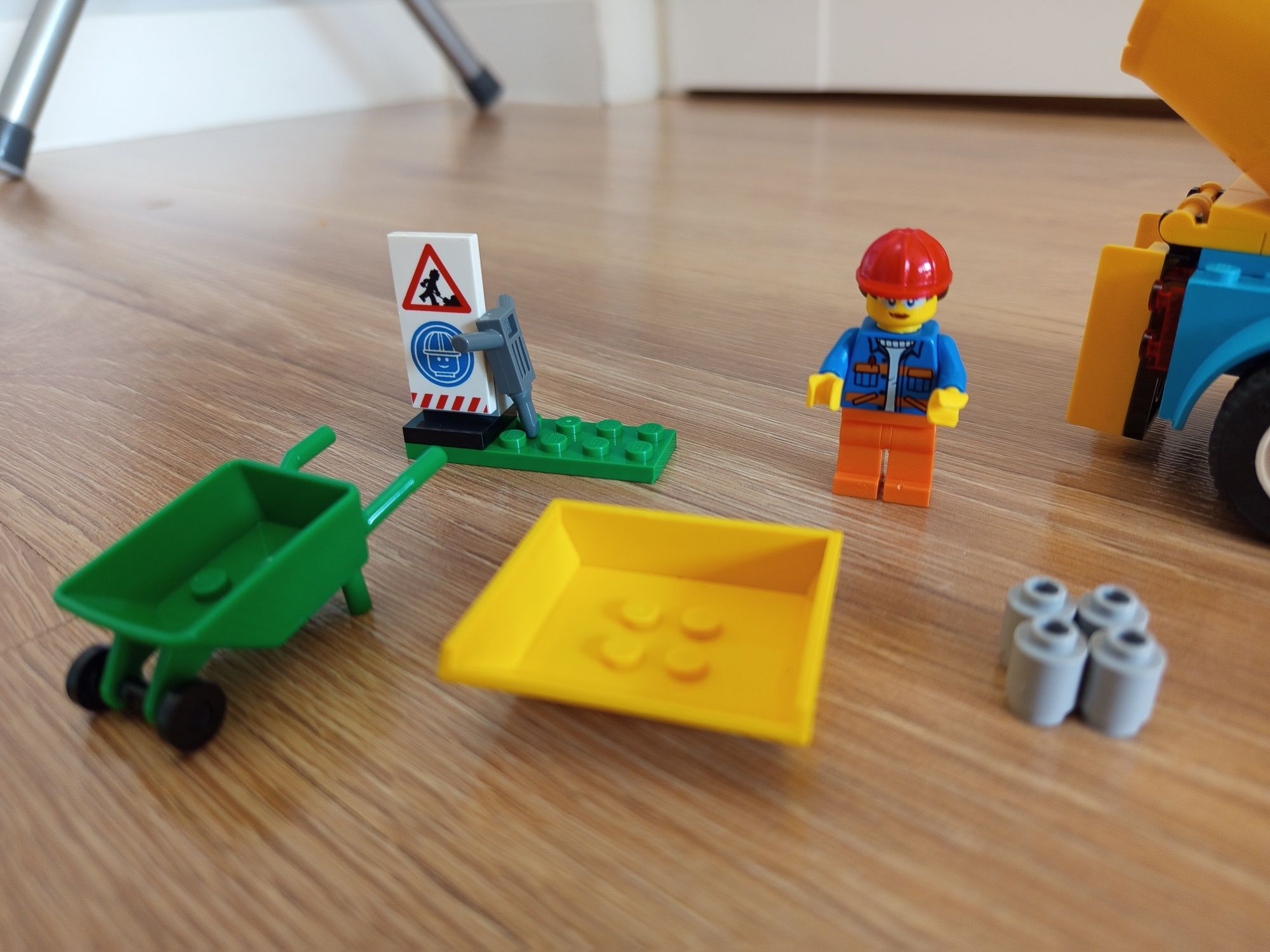LEGO City 60325 Ciężarówka z betoniarką