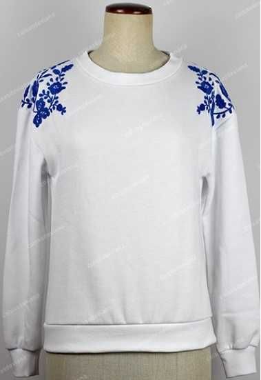 Sweatshirt branca com bordado de Viana feito à máquina