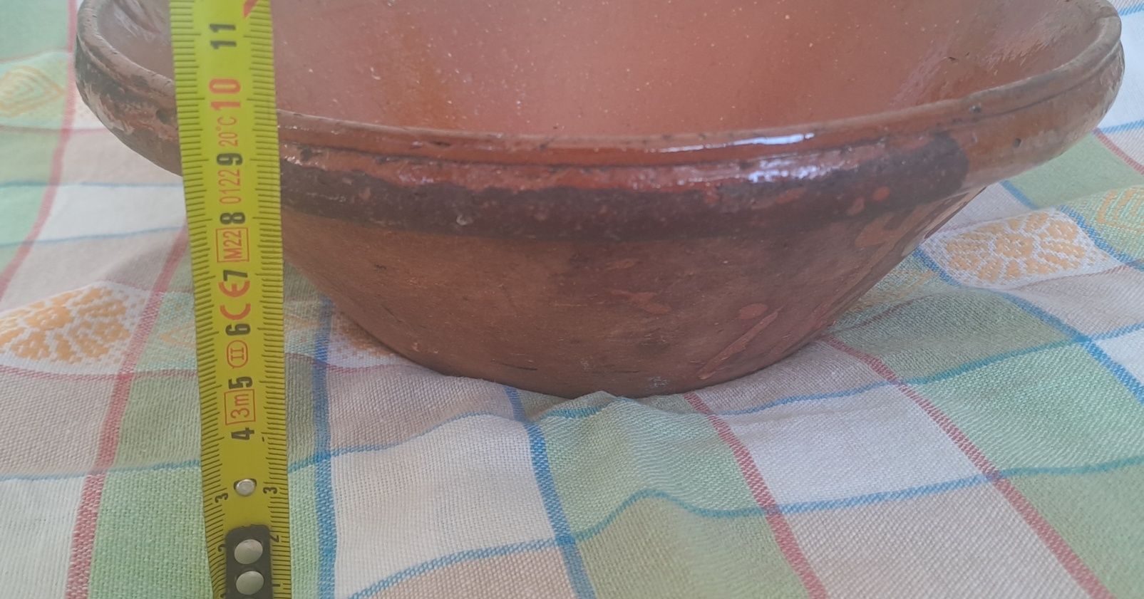 Alguidar em barro antigo