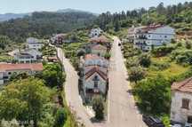 Moradia T2 + 2 com logradouro no Vale Cid na Vila de Arganil