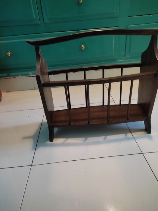 Porta revistas em mogno