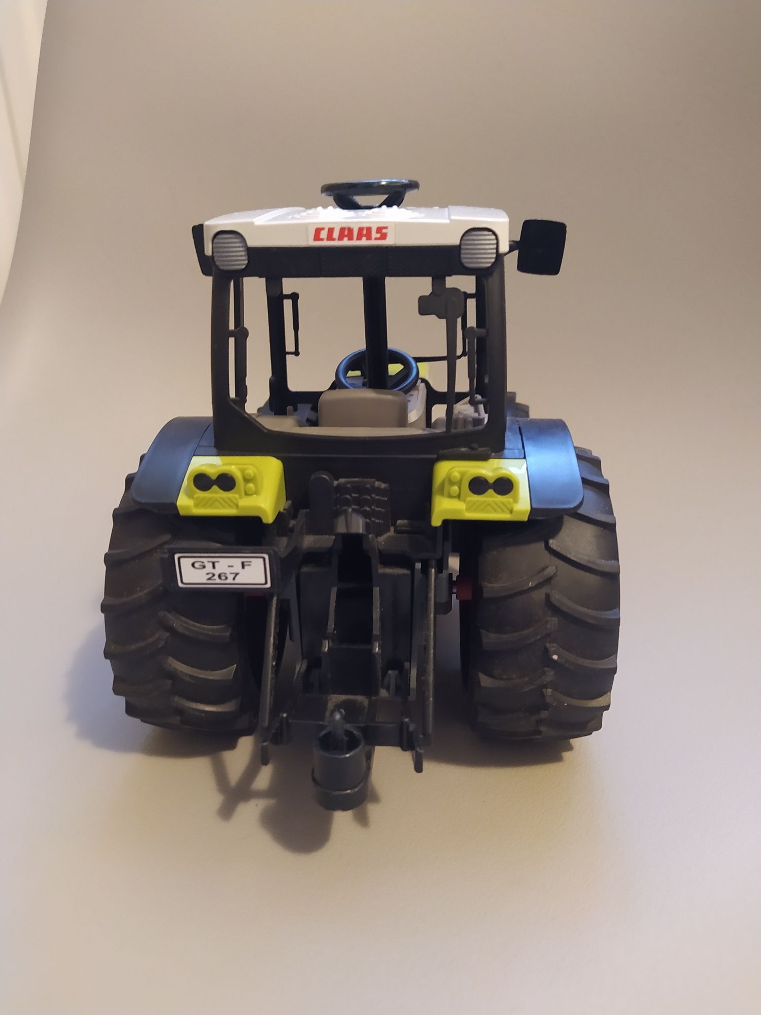 Traktor Class Nectis 267F Bruder