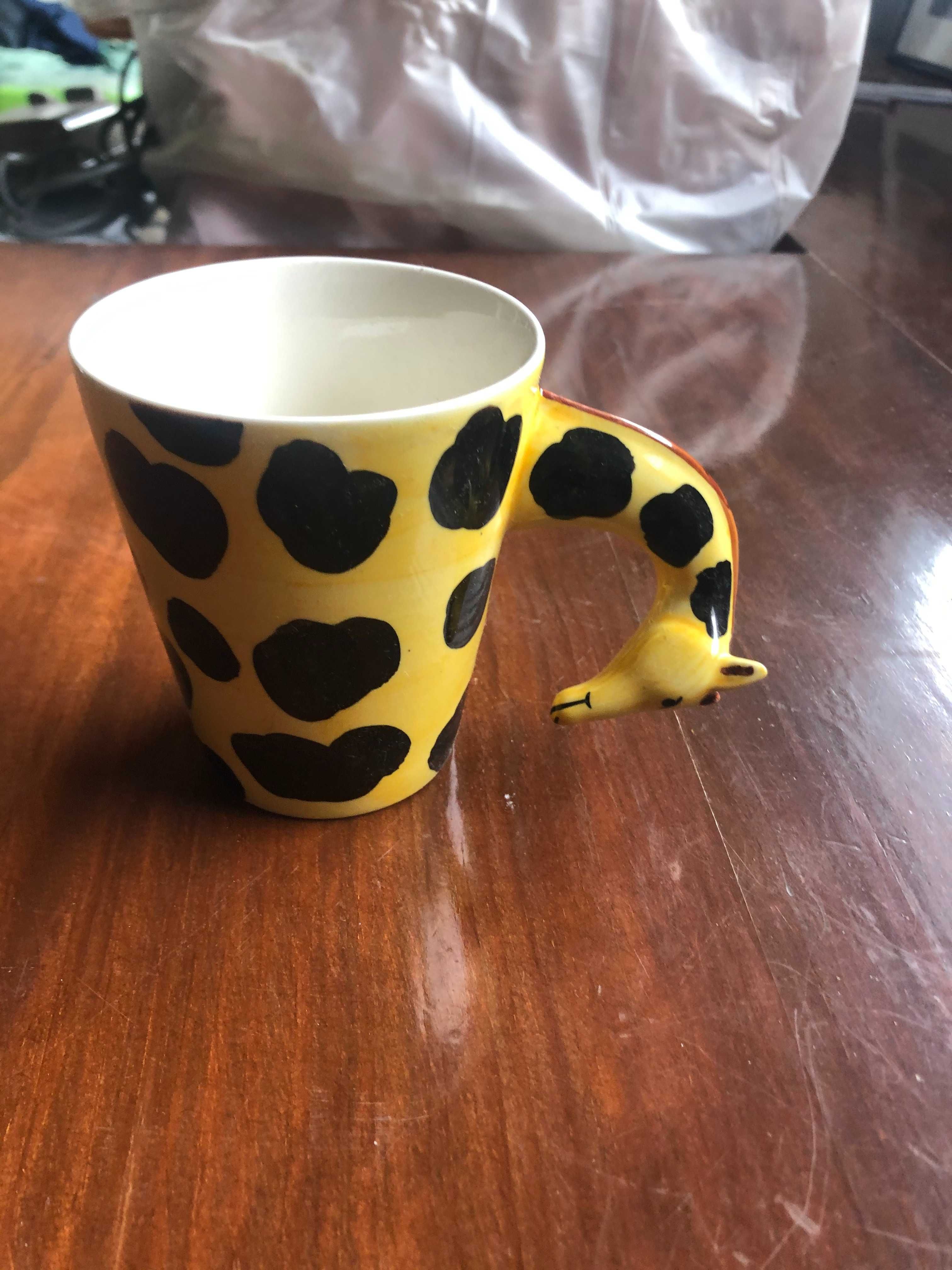 Caneca com desenho de girafa