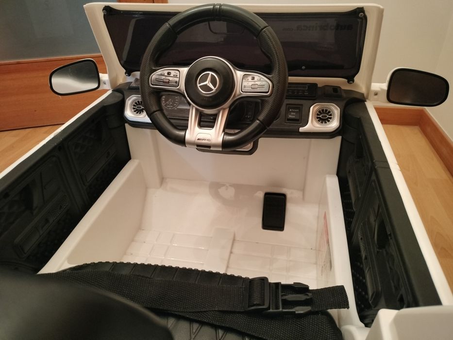 Carro Mercedes com comando