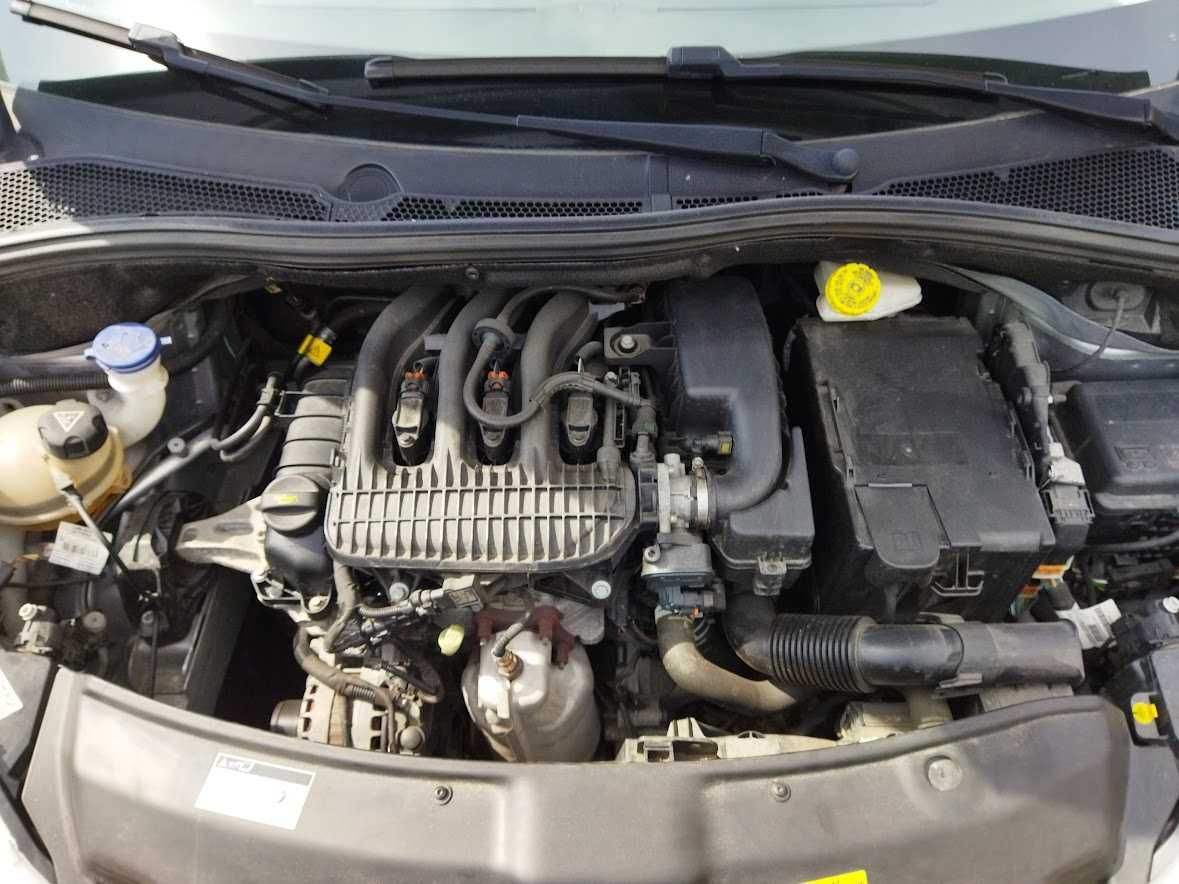 Peugeot 208 1.2 signature JAN2019 gasolina  63536km