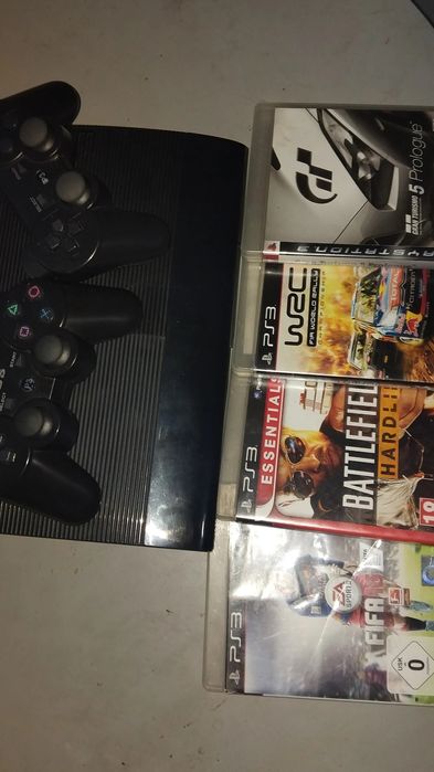 Vendo playstation 3 mais jogos e comandos em bom estado
