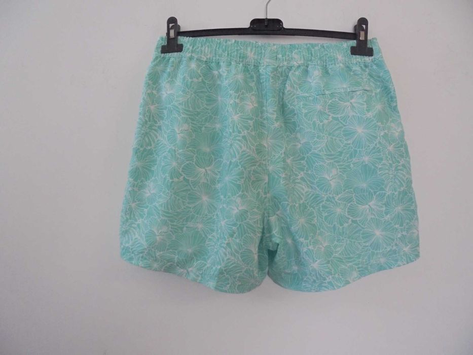 calção de homem cor verde e branco