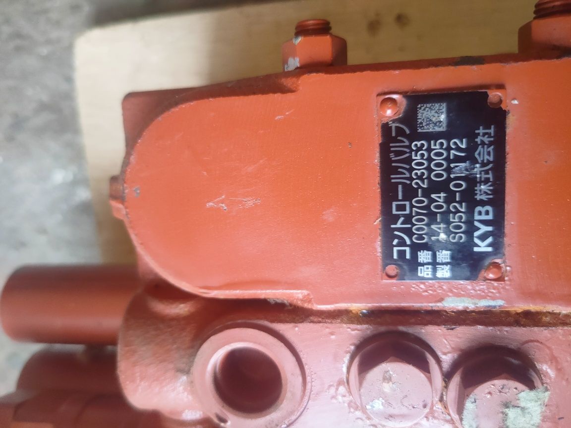 Rozdzielacz hydrauliczny KYB Hanix, Kubota