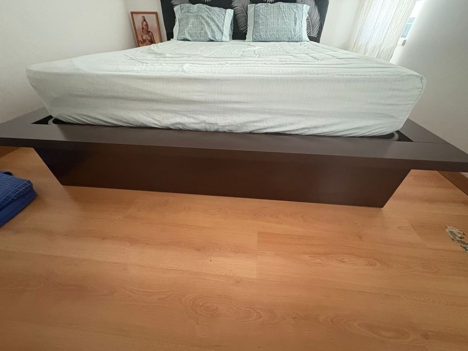 Cama (madeira maçiça) e estrado em excelentes condições