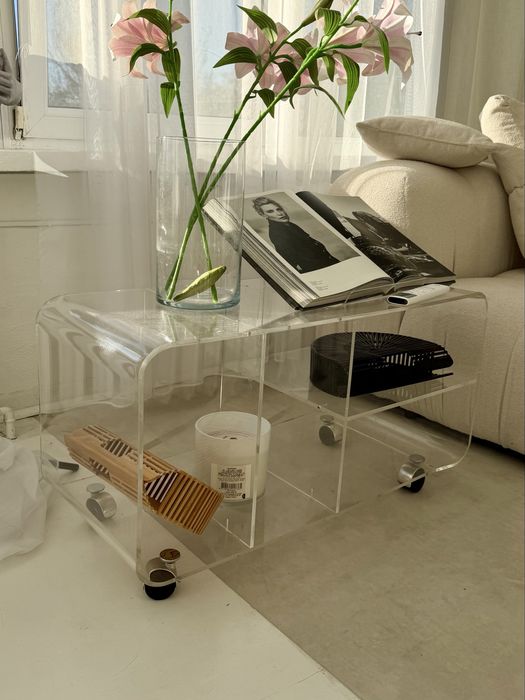 Gablota szafka stolik plexi na kółkach