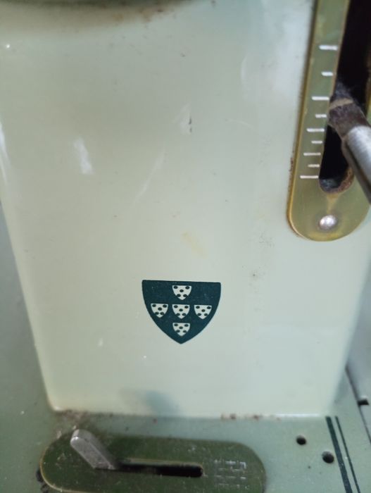 Maquina de costura Oliva CL 50 - Com movel. - A trabalhar*