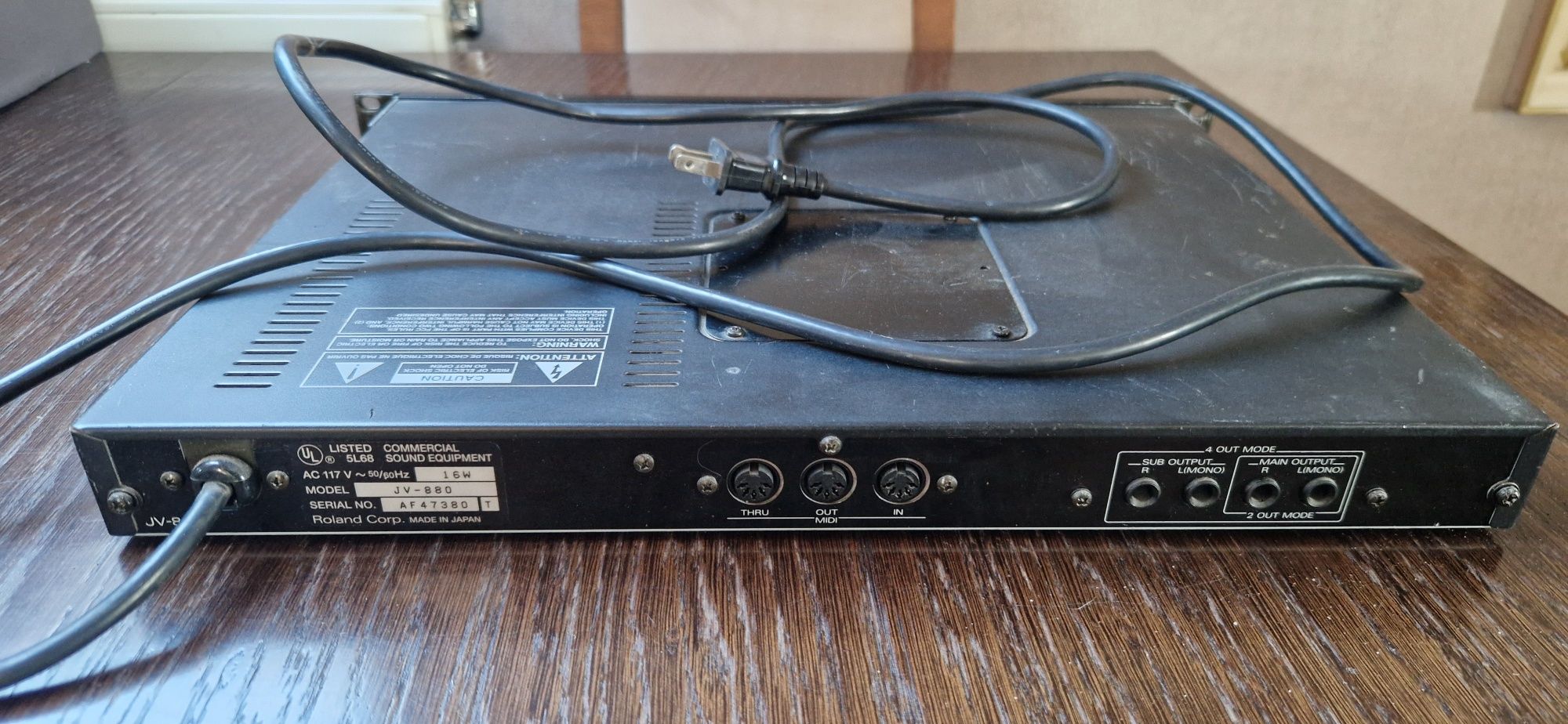 Roland JV880 z 1992 roku, z USA 110v