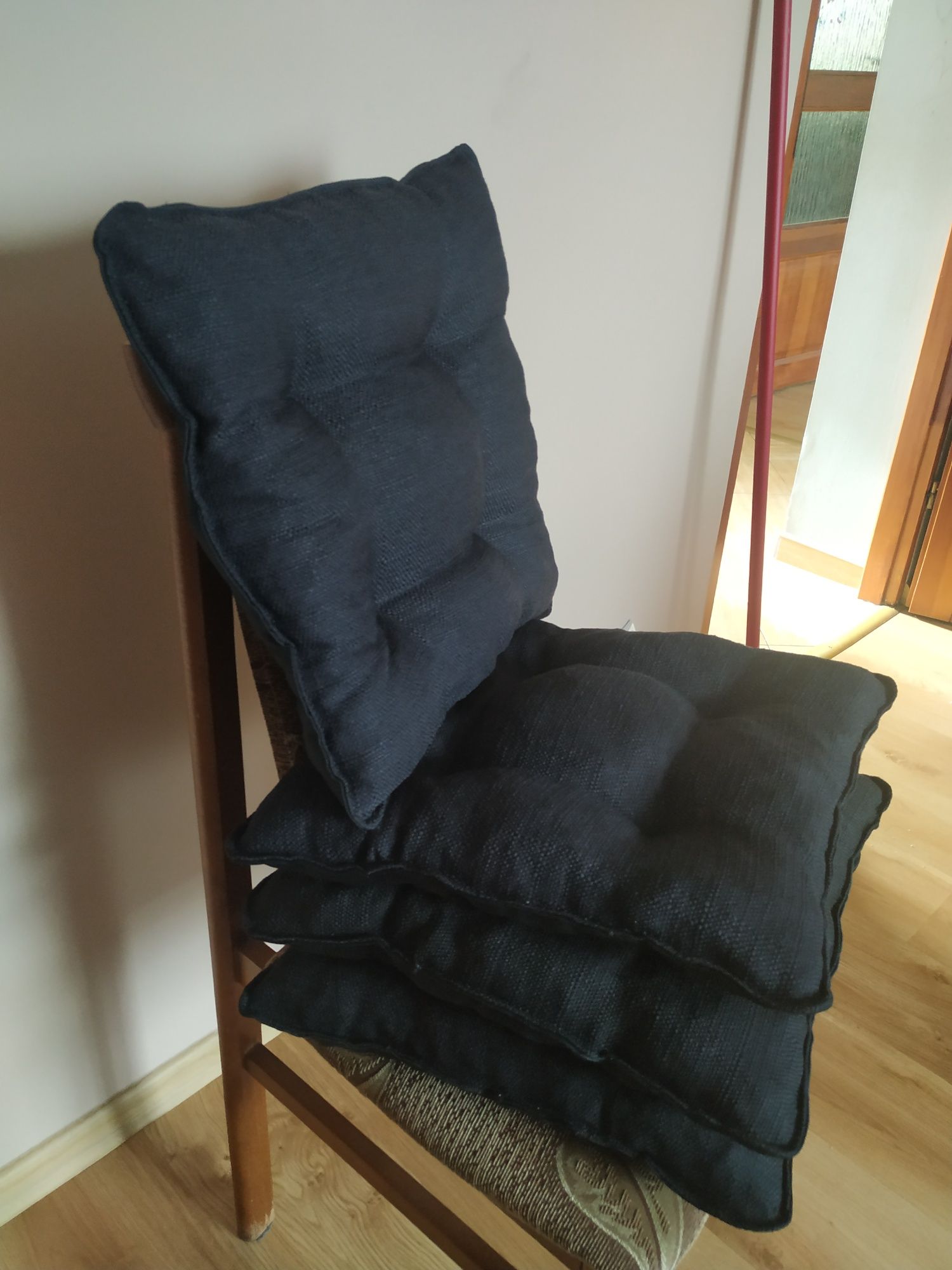 Czarne poduszki na krzesła