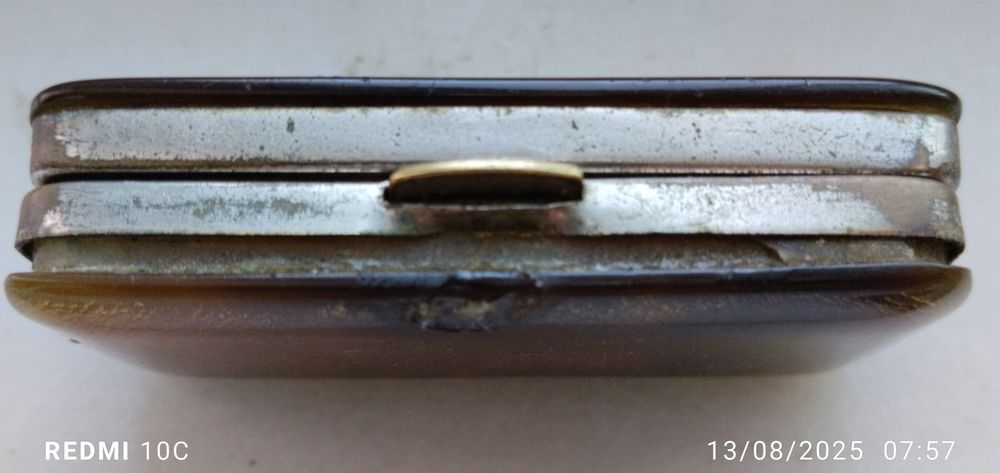 Caixa antiga para comprimidos feita em África