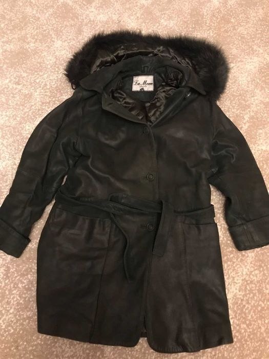 Продам женскую кожаную куртку с капюшоном.