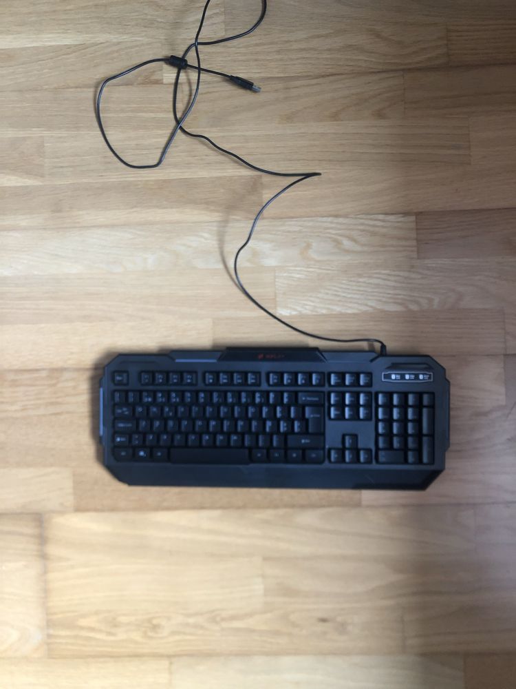 teclado gaminga, rato gaming, auscultadores, mouse pad