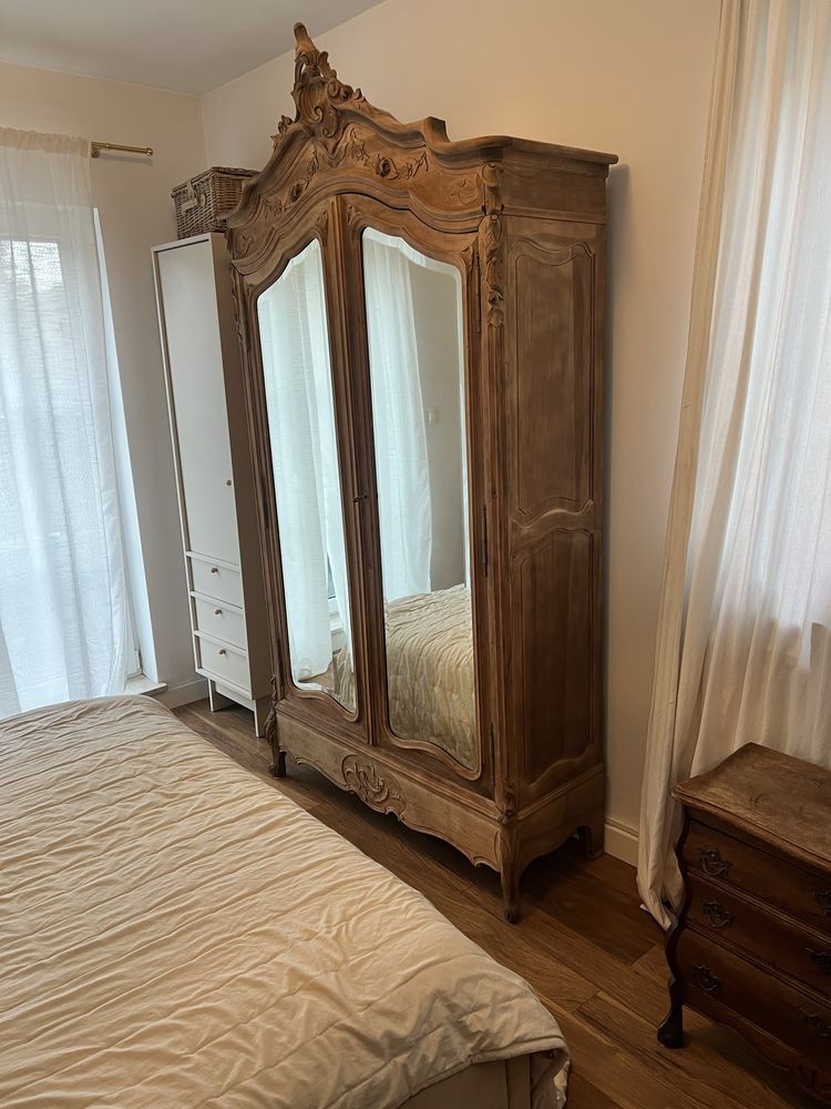 Stylowa szafa vintage z litego drewna wyjatkowy mebel retro vintage