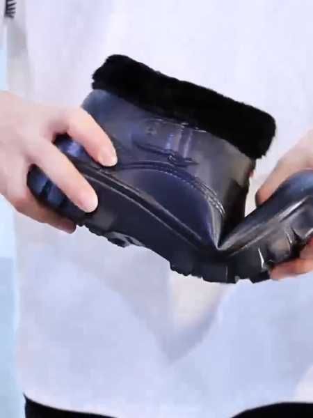 Męskie zimowe buty śniegowce rozmiar UE44,5- CN „47” dł. st. 28 cm.