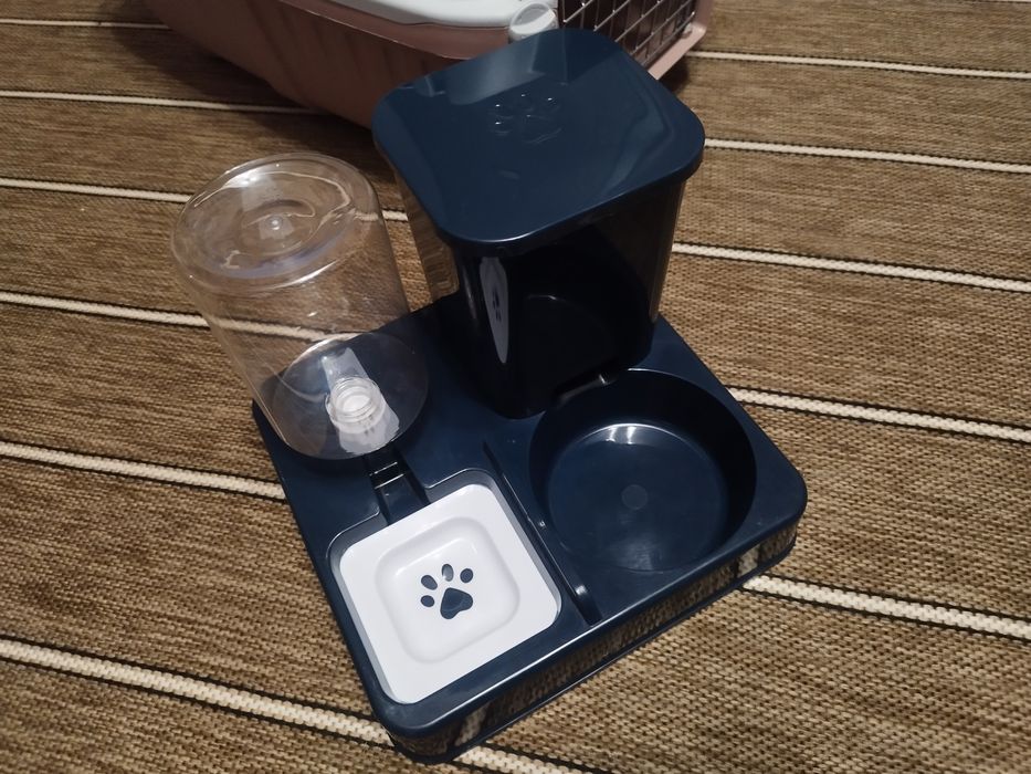 Переноска і кормушка для собак і котів