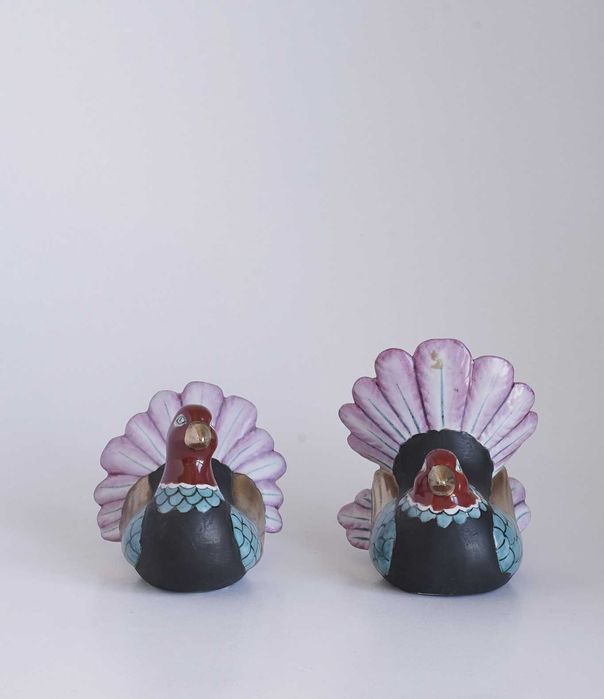 Dois perus decorativos pintados à mão