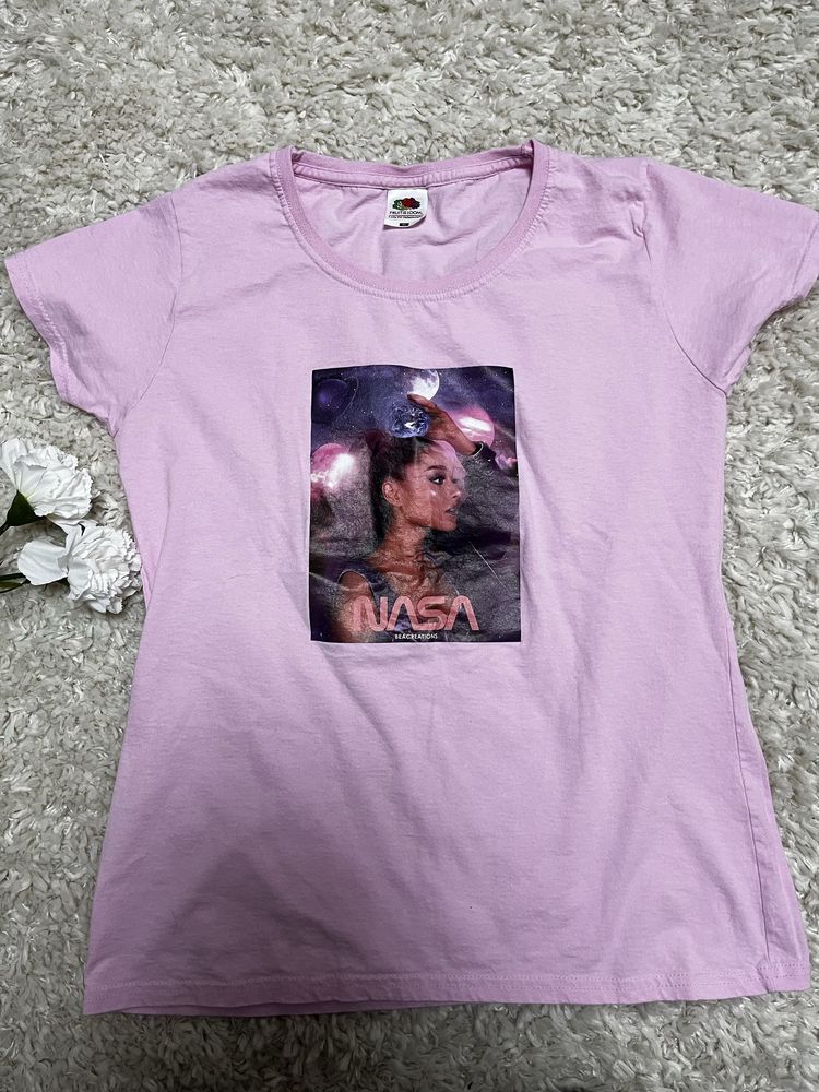 Różowa bluzka z nadrukiem z Ariana Grande NASA
