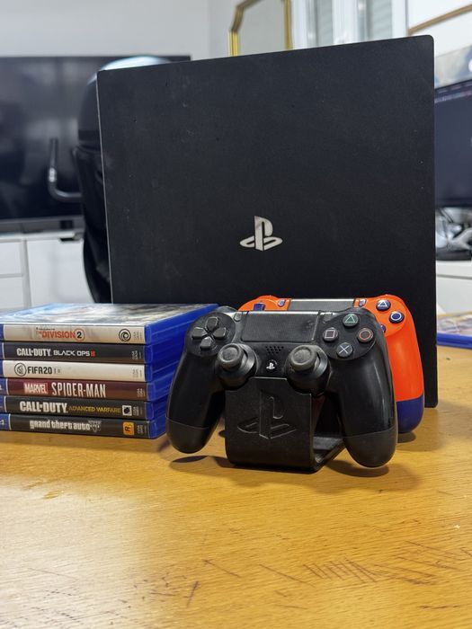 Ps4 Pro 1tb COM JOGOS E 2  COMANDOS
