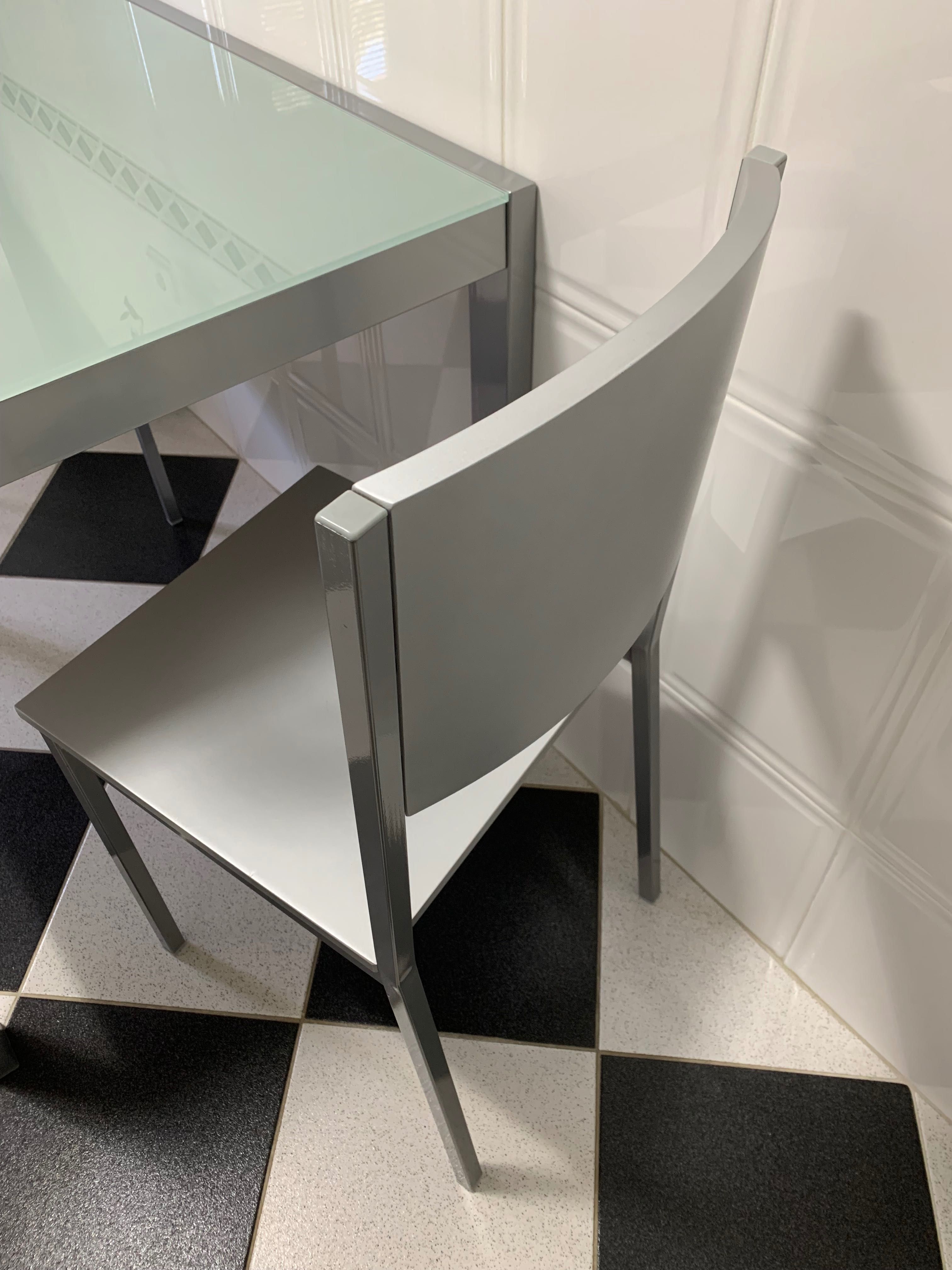 Mesa com 2 cadeiras e dois brancos em cinza