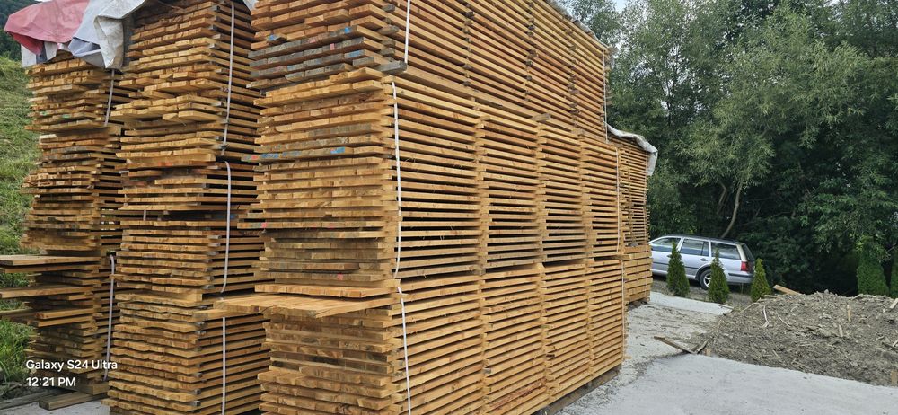 Tarcica modrzew sezonowana Deska modrzewiowa pryzma kantówka deski le