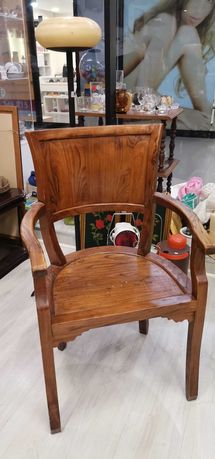 Cadeira de madeira antiga